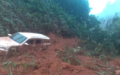 Đà Nẵng: Ô tô con bị vùi lấp trên tuyến đường Hồ Chí Minh