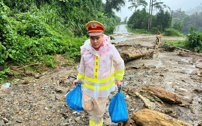 CSGT Đà Nẵng cắt rừng, lội bộ mang cơm "tiếp sức" người dân mắc kẹt trên đèo Lò Xo