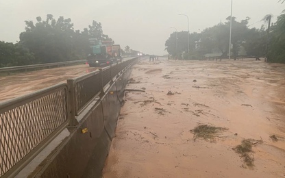 Mưa lớn cuốn trôi hàng trăm m³ cát đỏ, QL1 qua Lâm Đồng tê liệt nhiều giờ