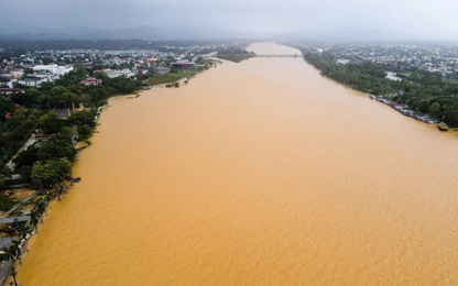 Lũ trên sông Hương vẫn ở mức báo động, duy trì lệnh cấm phương tiện thủy