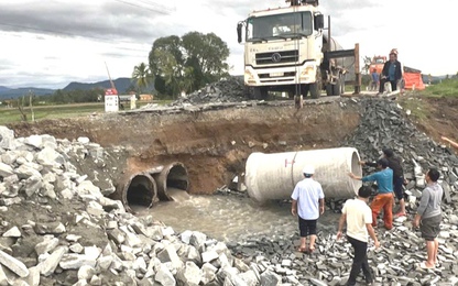 Khẩn trương khắc phục mưa lũ để thông đường ở Nam Trung bộ