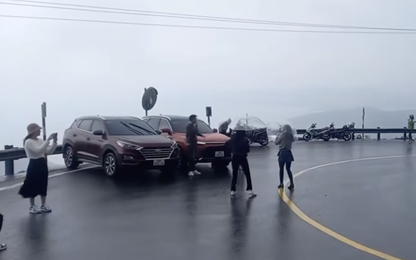 Dừng đỗ ô tô trên đèo chụp ảnh gây bức xúc: Nguy hiểm, vi phạm cả an toàn và luật giao thông