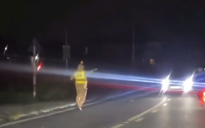 Video thấy chốt kiểm tra nồng độ cồn, tài xế lùi xe rơi xuống ruộng tại Thái Nguyên