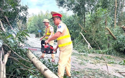 Quảng Ngãi: Hợp sức khắc phục hậu quả mưa bão, đảm bảo ATGT