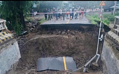  Đường đầu cầu Đắk Pờ Tó (Gia Lai) bị lũ cuốn trôi