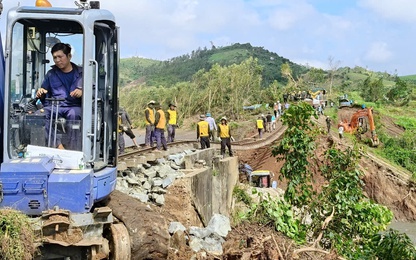 Nỗ lực khắc phục sự cố sạt lở đường sắt trên tuyến Thống nhất