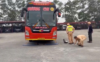 Phạt nặng chủ xe, trừ điểm GPLX tài xế xe khách chở hàng quá tải 200% trên cao tốc