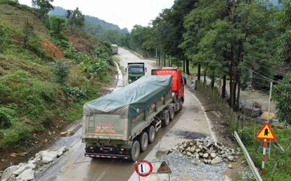 Video: Cận cảnh đoàn xe chở cát có dấu hiệu quá tải, rầm rập “băm nát” đường Hồ Chí Minh