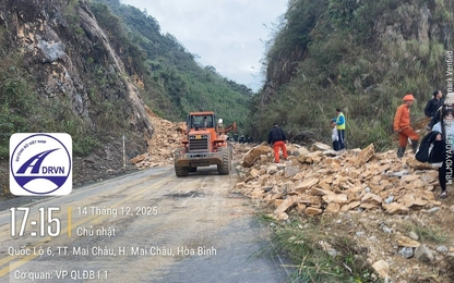 Sạt lở gây ách tắc trên QL6