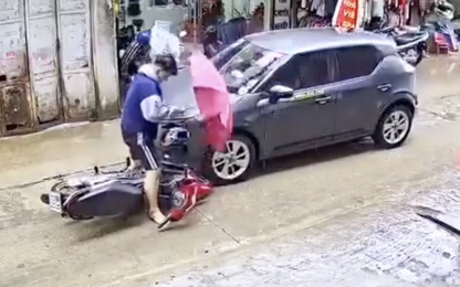 Dùng ô khi đi xe máy đâm vào ô tô, mức phạt nào thích đáng?