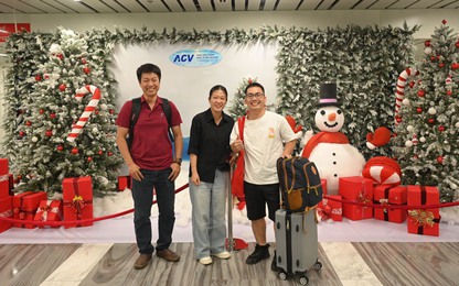 Hành khách thích thú chụp ảnh Noel tại Nhà ga T3 sân bay Tân Sơn Nhất