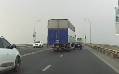 Ô tô tải chuyển làn ẩu gây tai nạn, bài học đắt giá cho tài xế