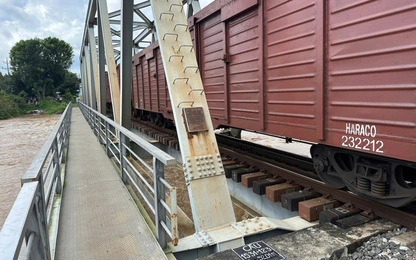 Điều 4 toa tàu nặng 200 tấn án ngữ trên cầu đường sắt