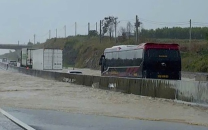 Cao tốc qua Lâm Đồng tê liệt vì mưa lớn, ngập sâu và sạt lở