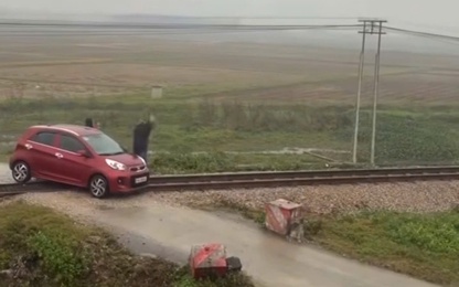 Lái tàu nhanh trí tránh vụ tai nạn khi ô tô chết máy chắn ngang đường sắt 