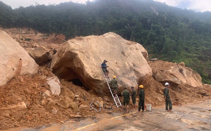 "Thần tốc" phá đá, thông tuyến QL27C qua đèo Khánh Lê
