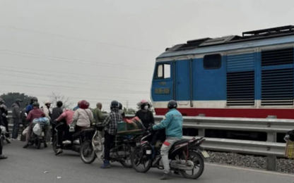 Hà Nội: Người phụ nữ đi xe máy tử vong khi va chạm với tàu hoả