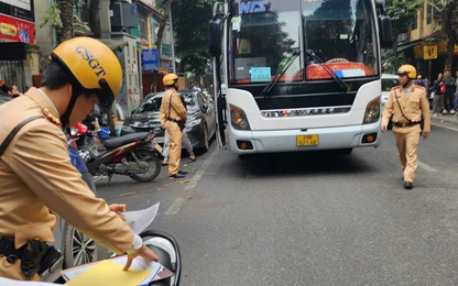 Chùm ảnh: CSGT Hà Nội tuần tra, xử lý xe khách vi phạm trong khu vực phố cổ