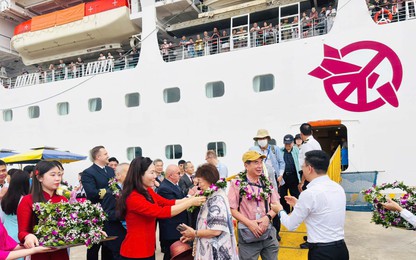 Tàu biển đưa 1.700 du khách quốc tế đến Hạ Long 