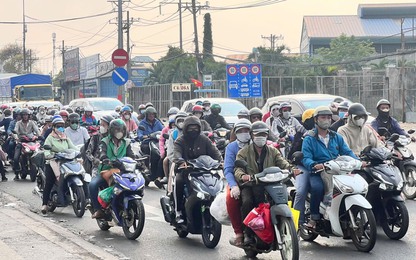 Người dân đổ về TP.HCM sau kỳ nghỉ lễ khiến giao thông ùn tắc