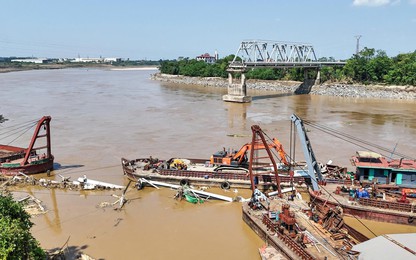 Đề xuất dừng trục vớt phần nhịp cầu Phong Châu bị sập, chìm sâu dưới sông