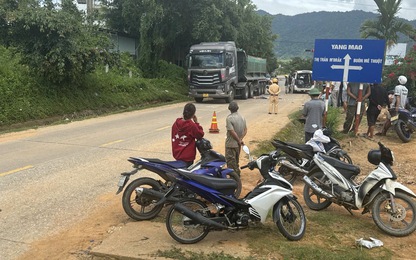 TNGT giữa xe đầu kéo với xe đạp điện, 04 em học sinh thương vong