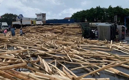 Đắk Lắk: Xe đầu kéo bị lật nghiêng trên QL1, ba người thương vong