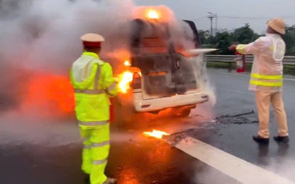 Video CSGT nhanh trí dùng bình cứu hỏa khống chế đám cháy xe tải van trên cao tốc