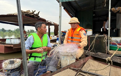 Chùm ảnh cảnh sát đường thủy Hà Nội hướng dẫn chủ thuyền neo đậu phòng tránh bão số 3