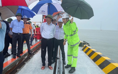 Lãnh đạo Bộ Xây dựng kiểm tra công tác phòng chống bão Wipha tại cảng biển Hải Phòng, Quảng Ninh