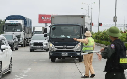 CSGT tuần tra trên cao tốc, gọi loa yêu cầu tài xế xe tải đi đúng làn đường