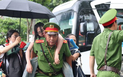 Hình ảnh đẹp chiến sĩ công an giúp dân trong tổng hợp luyện A80