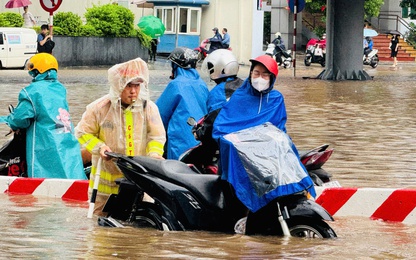 Hà Nội mưa lớn, nhiều tuyến đường ngập sâu, phương tiện di chuyển khó khăn