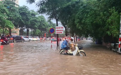 Hà Nội: Phân luồng từ xa để tránh đoạn ngập sâu trên đường Võ Chí Công
