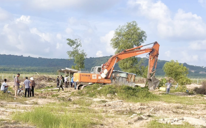 Dựng hàng rào để chuẩn bị mở rộng sân bay Phú Quốc
