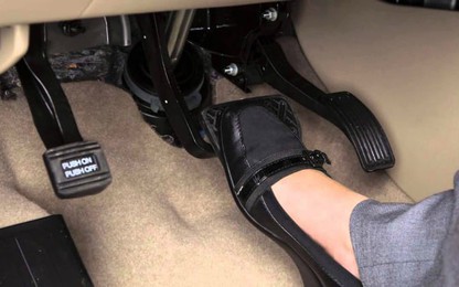 Kỹ năng lùi xe tài xế cần biết sau vụ ô tô lùi đâm đổ trụ bơm xăng