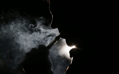 Hút thuốc lá điện tử làm tăng nguy cơ mắc COVID-19 trầm trọng