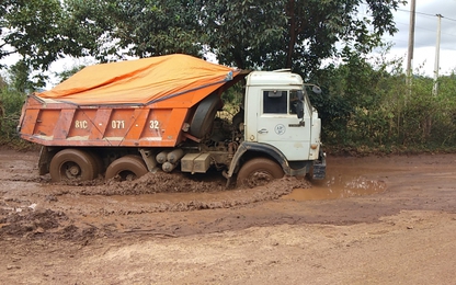 Gia Lai: Đường dân sinh nát bươm vì xe chở cát