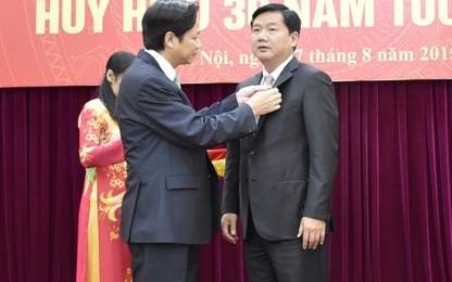 Bộ trưởng Đinh La Thăng nhận Huy hiệu 30 năm tuổi Đảng
