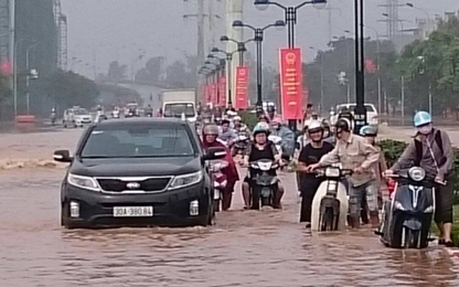 Đường phố Hà Nội ngập úng và ùn tắc sau đêm mưa