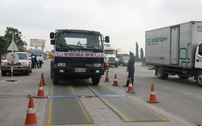 Chế độ mới đối với lực lượng kiểm tra trọng tải xe