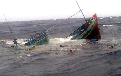 Tàu nước ngoài va chạm với tàu biển Việt Nam, 2 người mất tích
