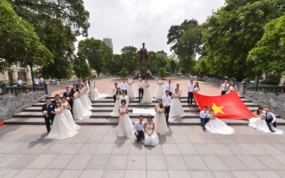 Hà Nội: Độc đáo hàng chục cặp đôi chụp ảnh cưới tập thể