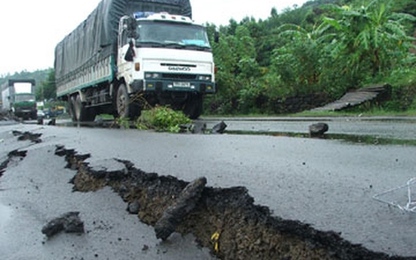 Phú Yên: Sửa chữa mặt đường sụt lún do mưa lũ trên QL1