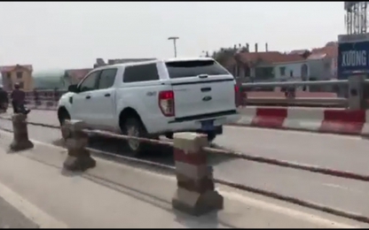 Xử lý nghiêm xe biển xanh chạy làn xe máy trên cầu Thanh Trì