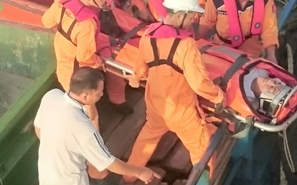 Cứu nạn thuyền viên bị đột quỵ trên biển