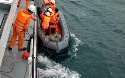Cứu sống 2 thuyền viên gặp nạn trên biển trong cơn bão số 14
