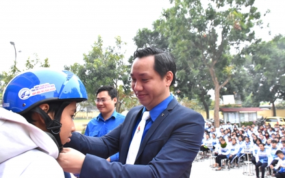 Tuyên tuyền ATGT và tặng mũ bảo hiểm cho học sinh tại Sóc Sơn