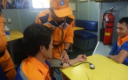 6 ngư dân gặp nạn trên biển được cứu sống