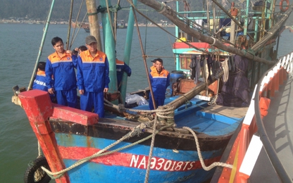 Cứu 10 ngư dân gặp nạn trên biển trong khu vực thời tiết xấu